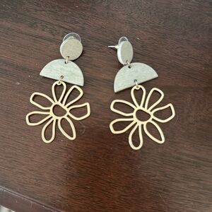 Lightweight flower design earrings